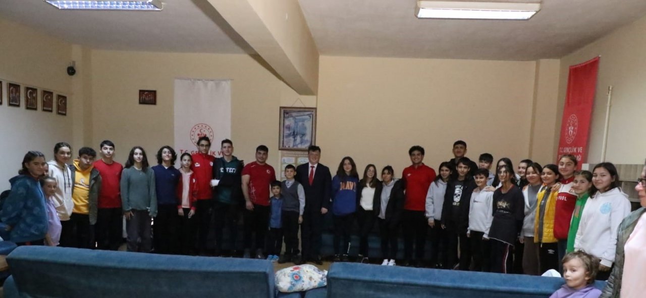 Sporcu eğitim merkezinde moral yemeği