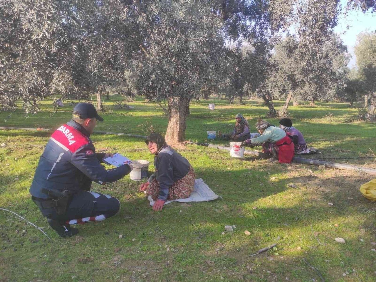 Jandarma ekipleri vatandaşları bilgilendirmeye devam ediyor