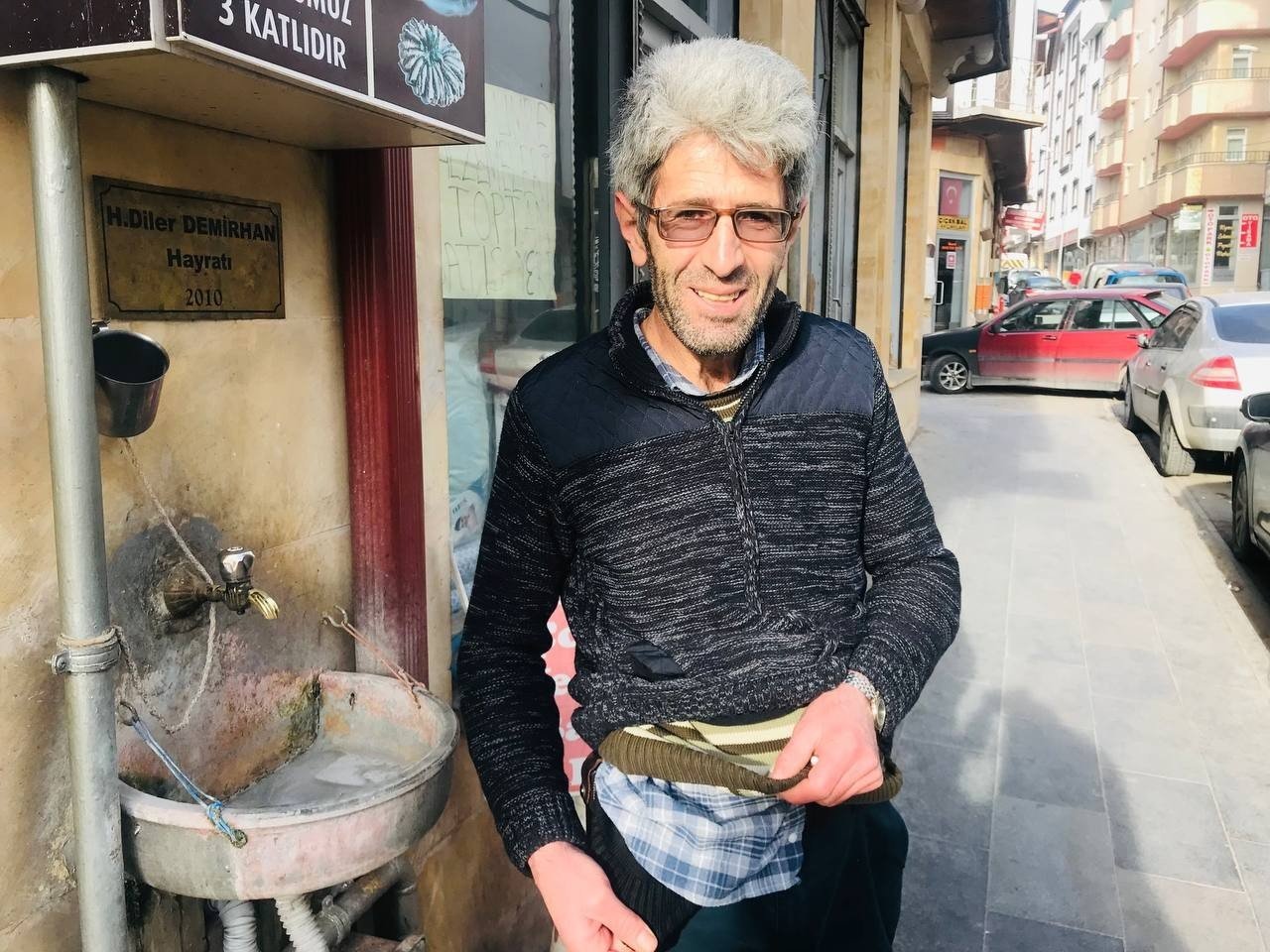 Bayburtlu vatandaşın soğuk havayla imtihanı: 5 kat kazak giyindi!