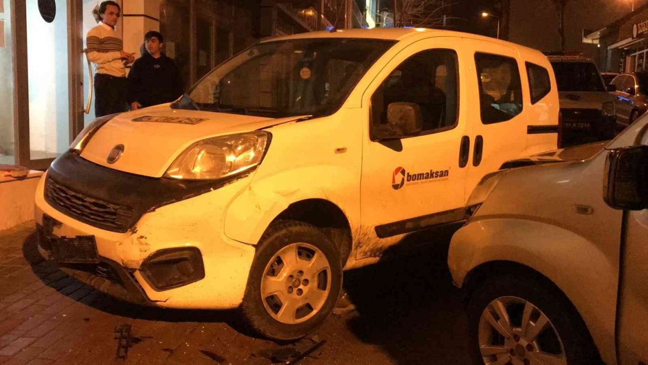 Bilecik’te zincirleme trafik kazası, 4 araç hasar görürken 2 kişi de yaralandı