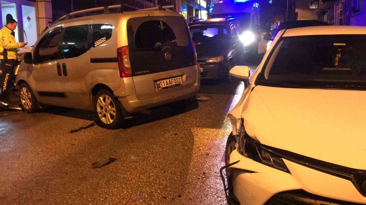 Bilecik’te zincirleme trafik kazası, 4 araç hasar görürken 2 kişi de yaralandı