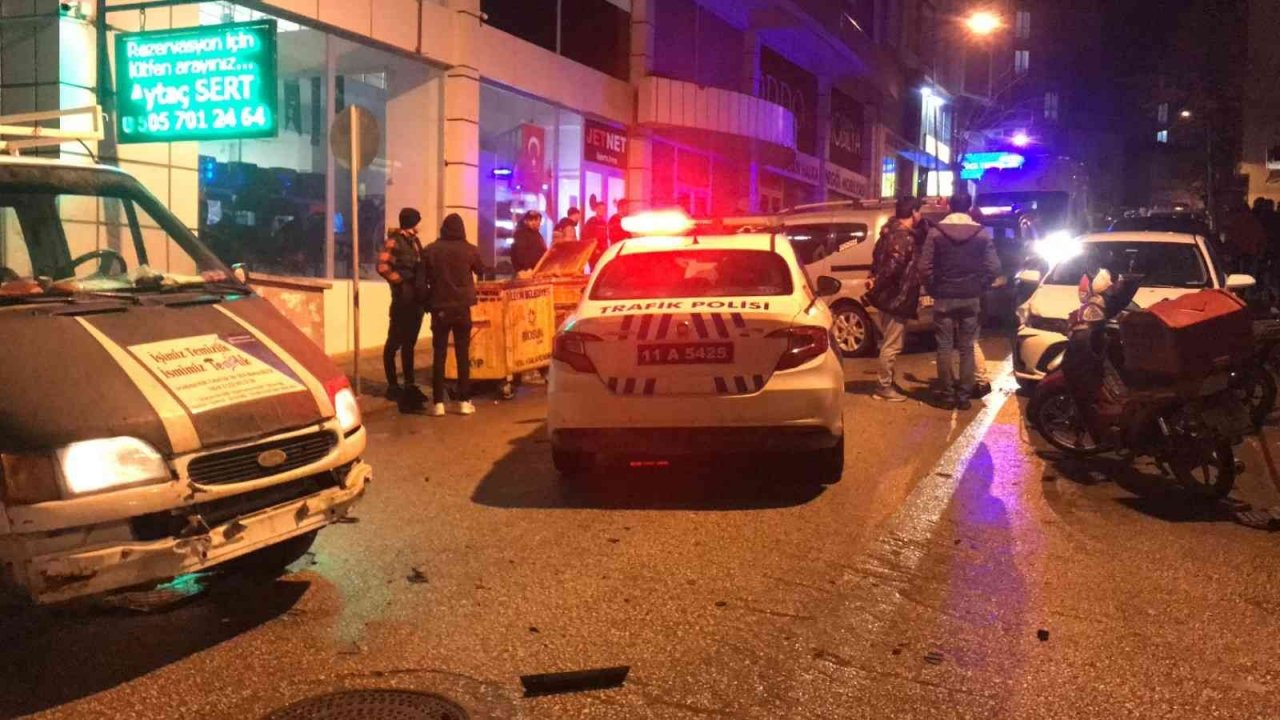 Bilecik’te zincirleme trafik kazası, 4 araç hasar görürken 2 kişi de yaralandı