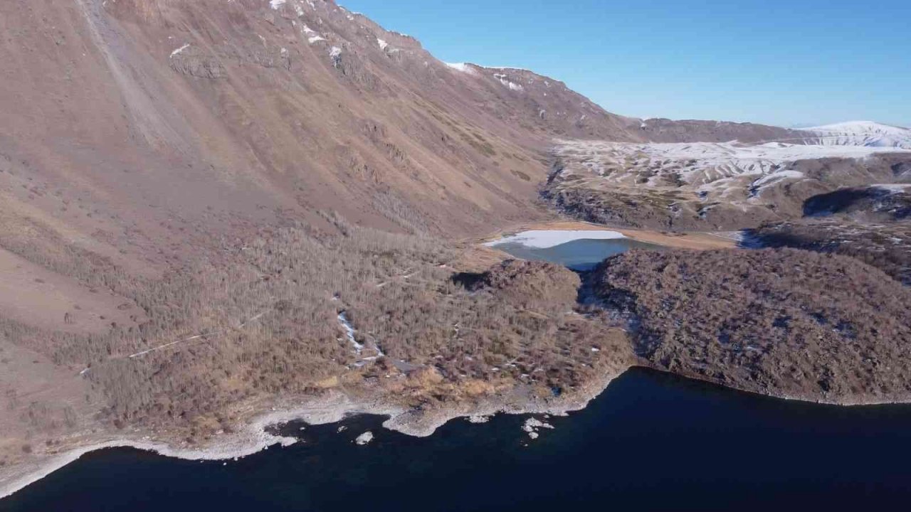 Nemrut Krater Gölü’nde iki mevsim bir arada yaşanıyor