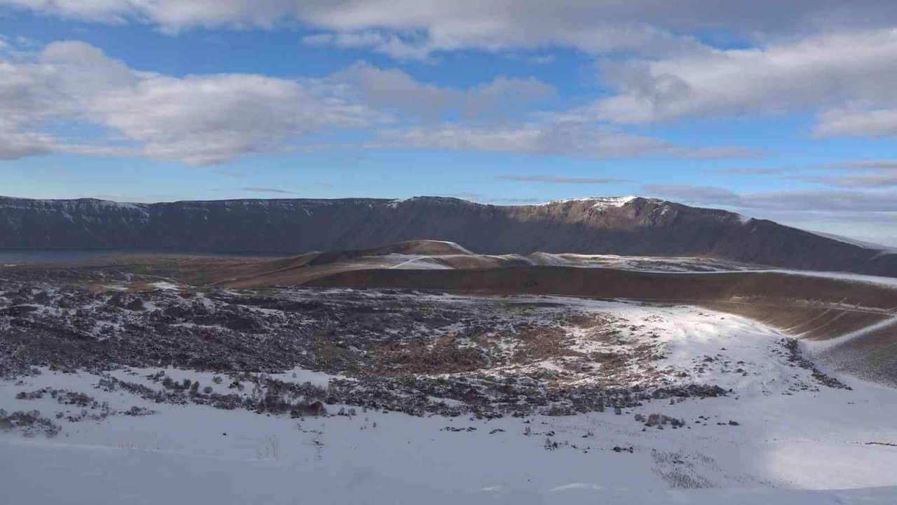 Nemrut Krater Gölü’nde iki mevsim bir arada yaşanıyor