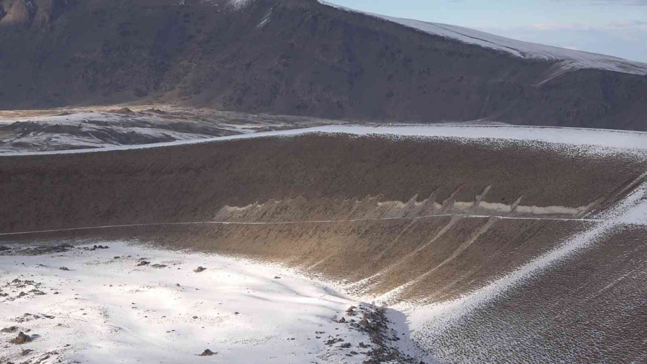 Nemrut Krater Gölü’nde iki mevsim bir arada yaşanıyor