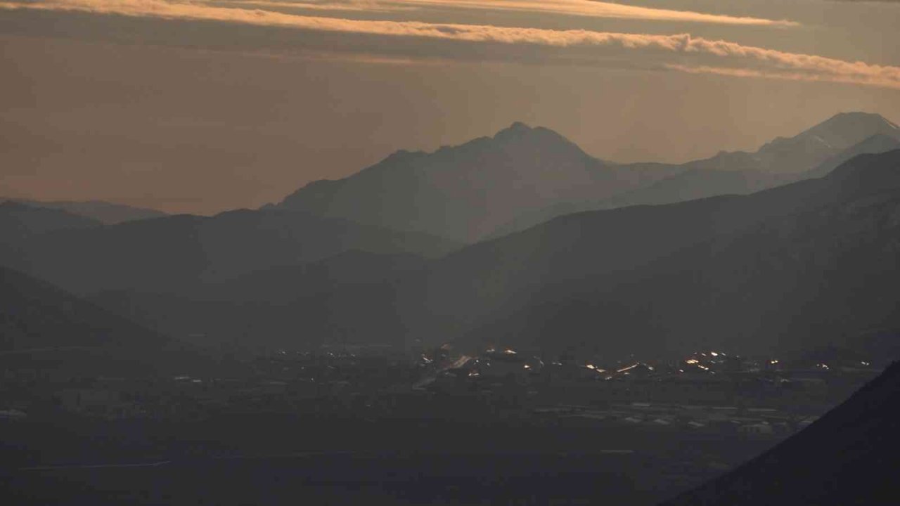 Nemrut Krater Gölü’nde iki mevsim bir arada yaşanıyor