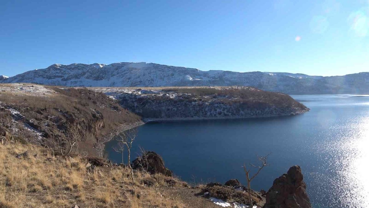 Nemrut Krater Gölü’nde iki mevsim bir arada yaşanıyor