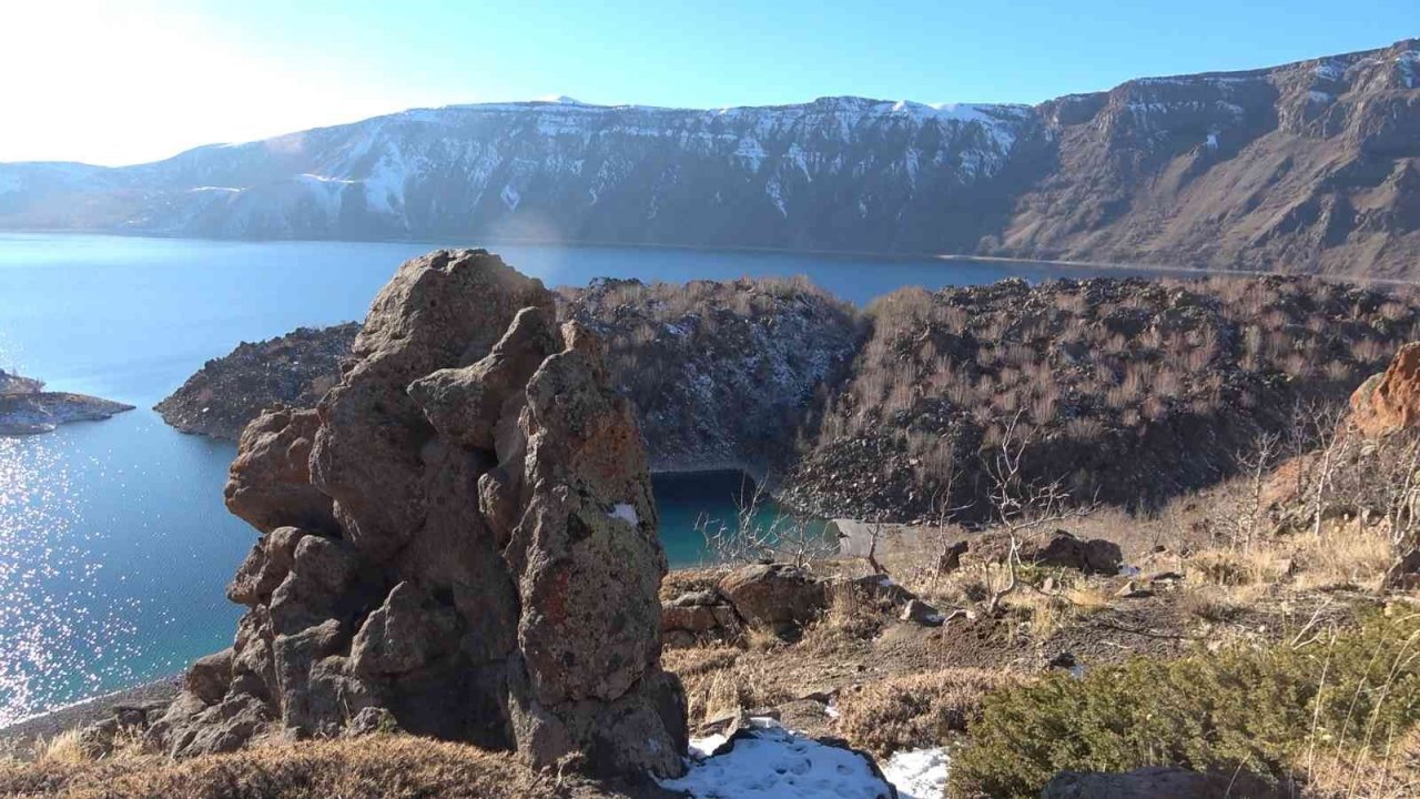 Nemrut Krater Gölü’nde iki mevsim bir arada yaşanıyor