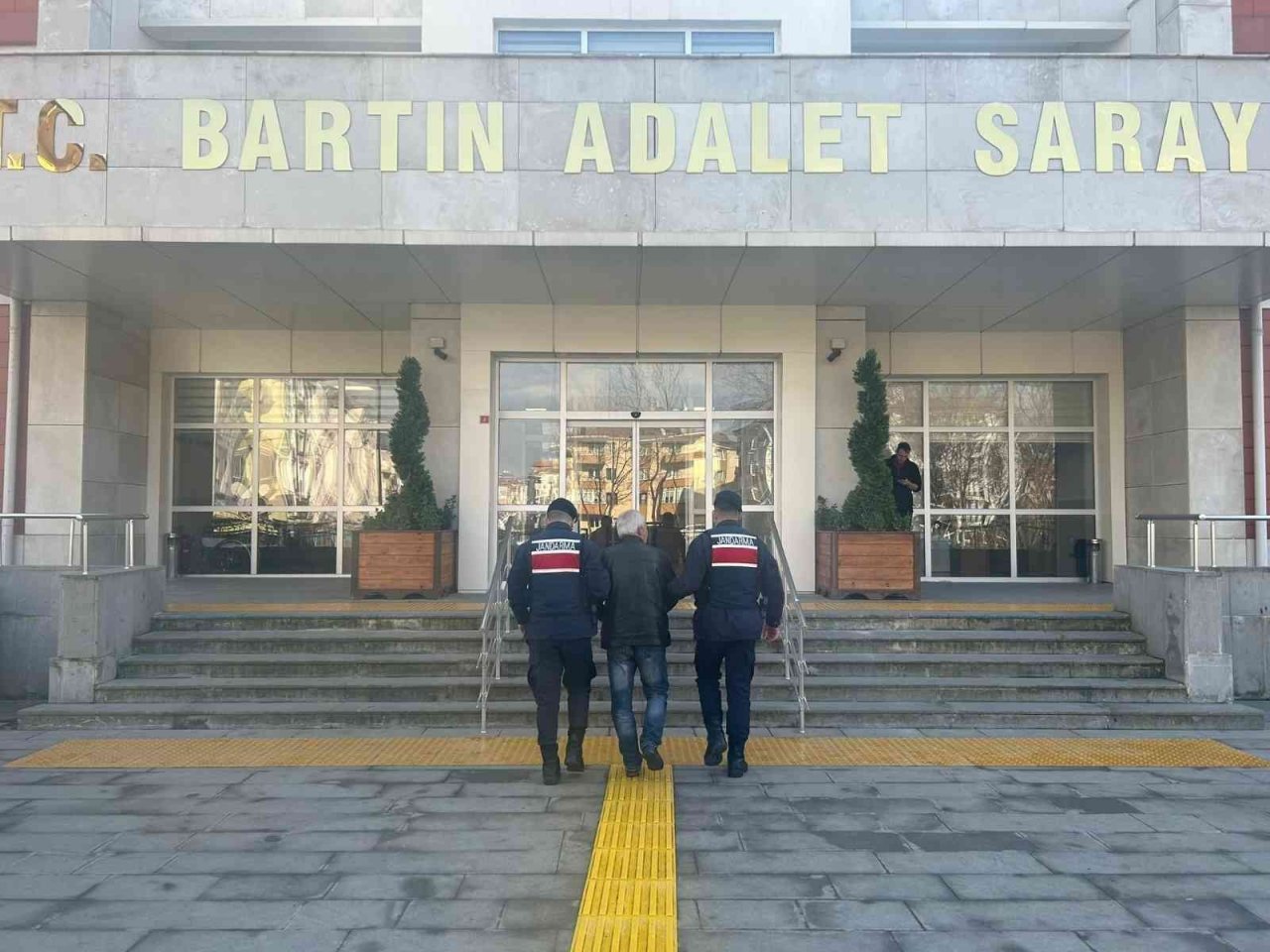 Çocuğa cinsel istismar şüphelisi jandarmadan kaçamadı