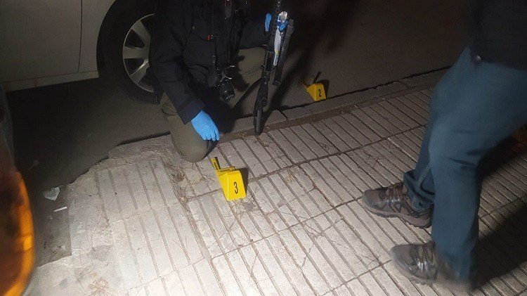 Pompalı tüfeklerle apartmana ateş açıldı, 2 dairenin camları kırıldı