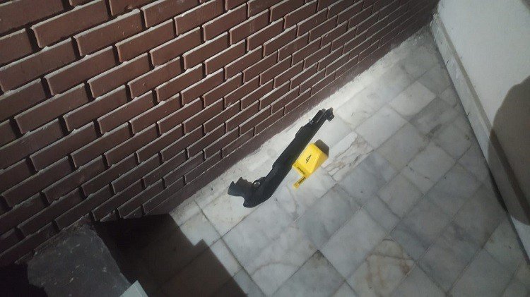 Pompalı tüfeklerle apartmana ateş açıldı, 2 dairenin camları kırıldı