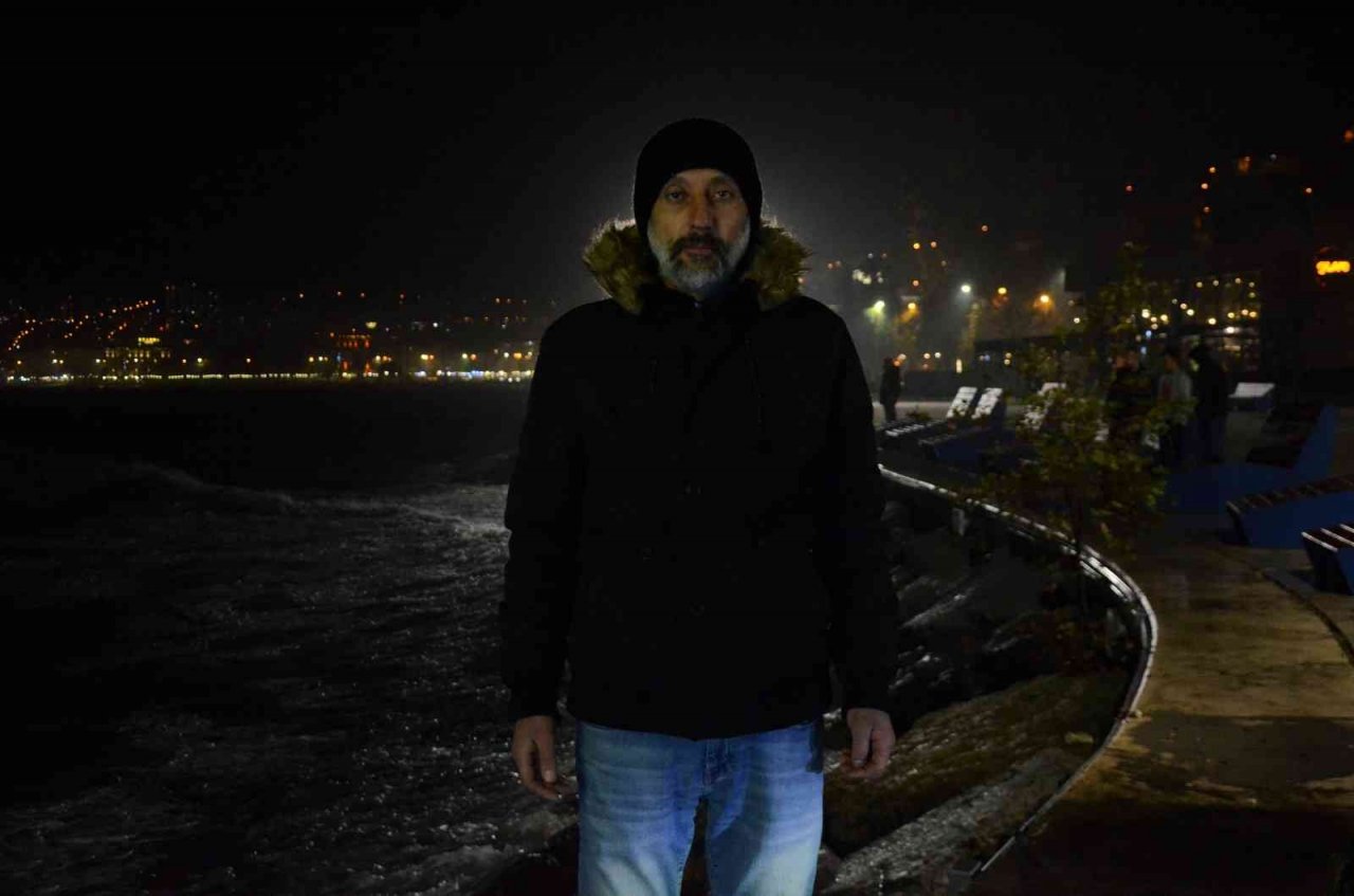 Karadeniz’de dalgalar korkuttu: İskeleye giriş kısıtlandı