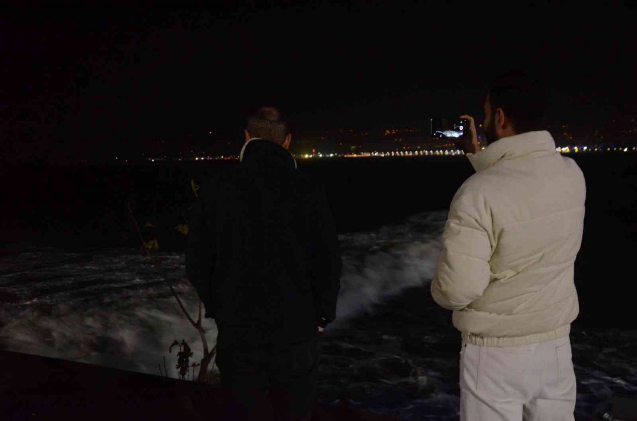 Karadeniz’de dalgalar korkuttu: İskeleye giriş kısıtlandı