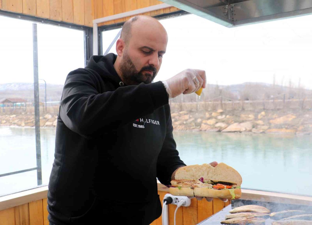 Denize kıyısı olmayan Sivas’ta teknede balık ekmek keyfi yaşanıyor