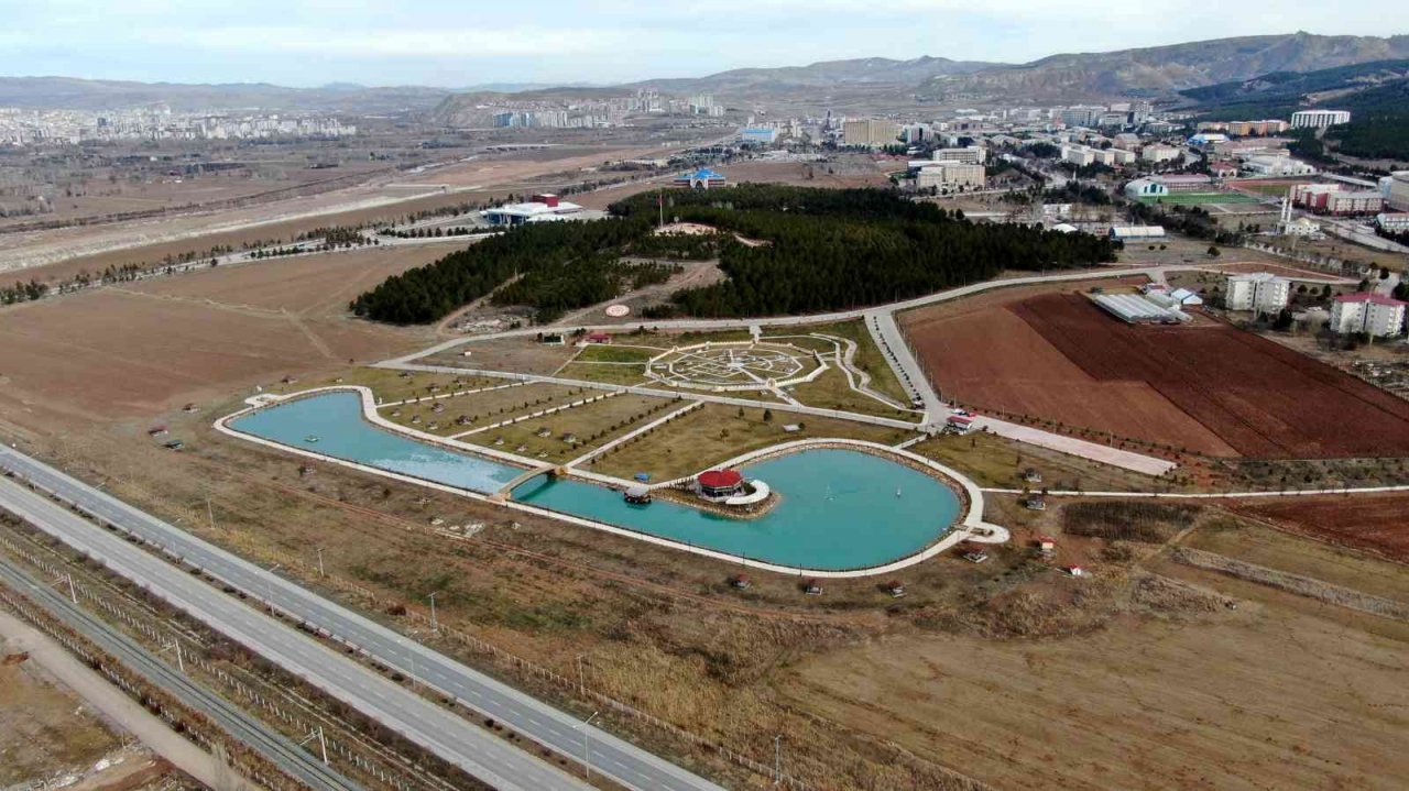 Denize kıyısı olmayan Sivas’ta teknede balık ekmek keyfi yaşanıyor