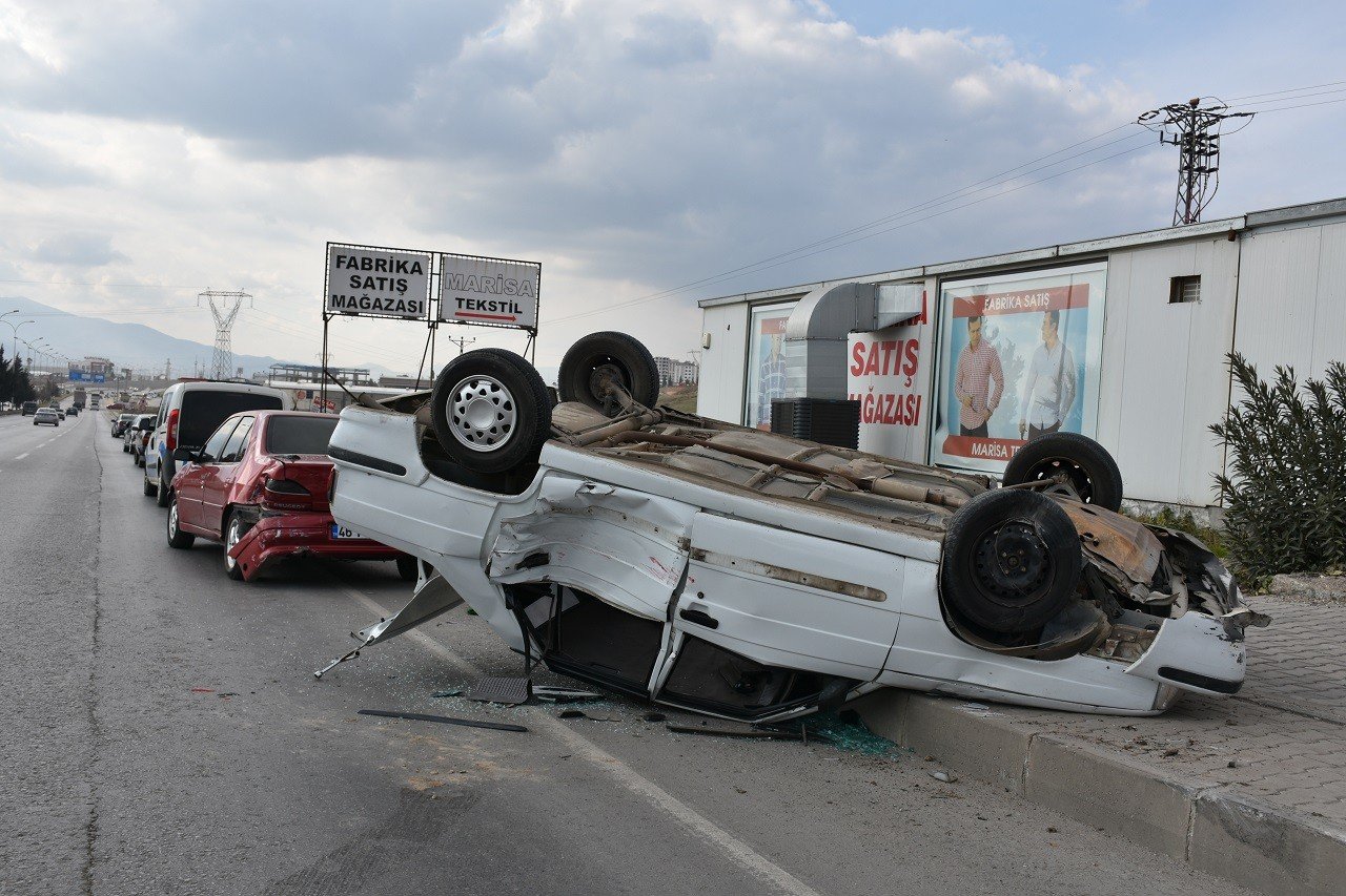 Takla atan otomobil park halindeki araca çarptı: 3 yaralı