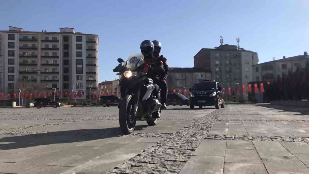 Elazığ’da ’Yunus Timlerinden’ gövde gösterisi