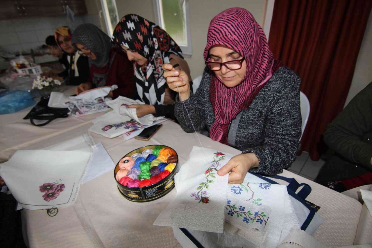 Ev hanımlarının ilgi odağı olan kurs merkezi Kargıcak’ta açıldı