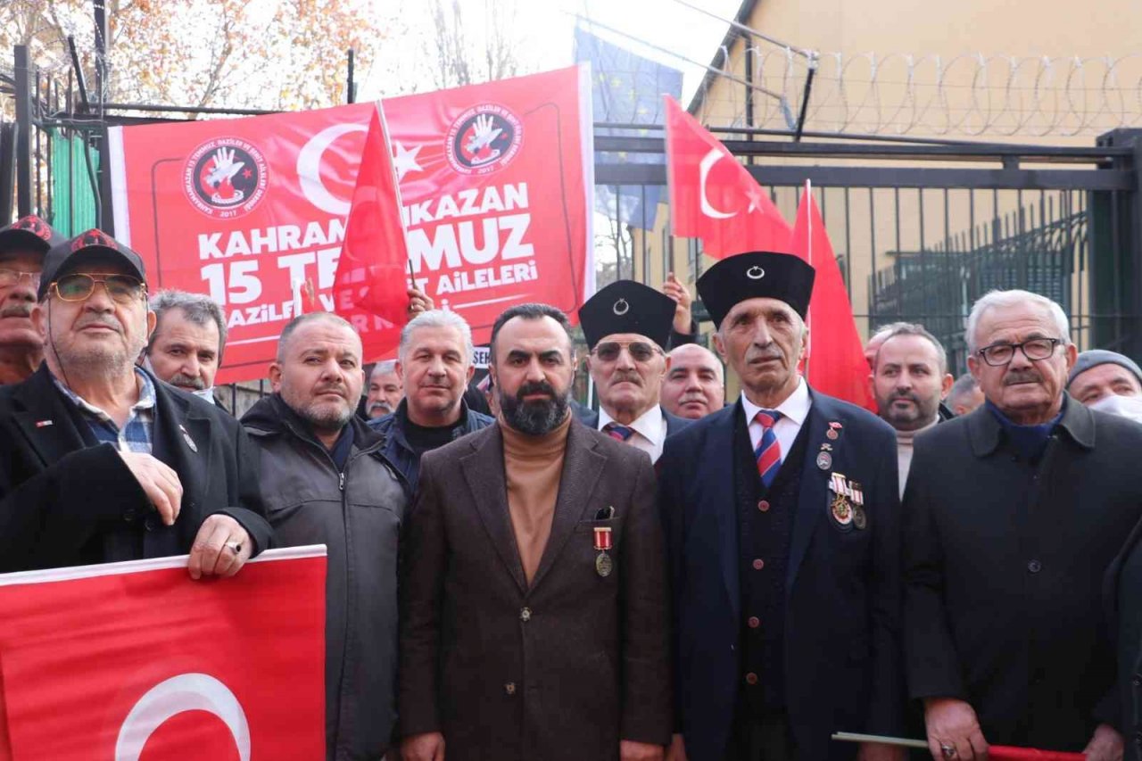 Gaziler ile şehit yakınları, İsveç’in Ankara Büyükelçiliği’ne siyah çelenk bıraktı