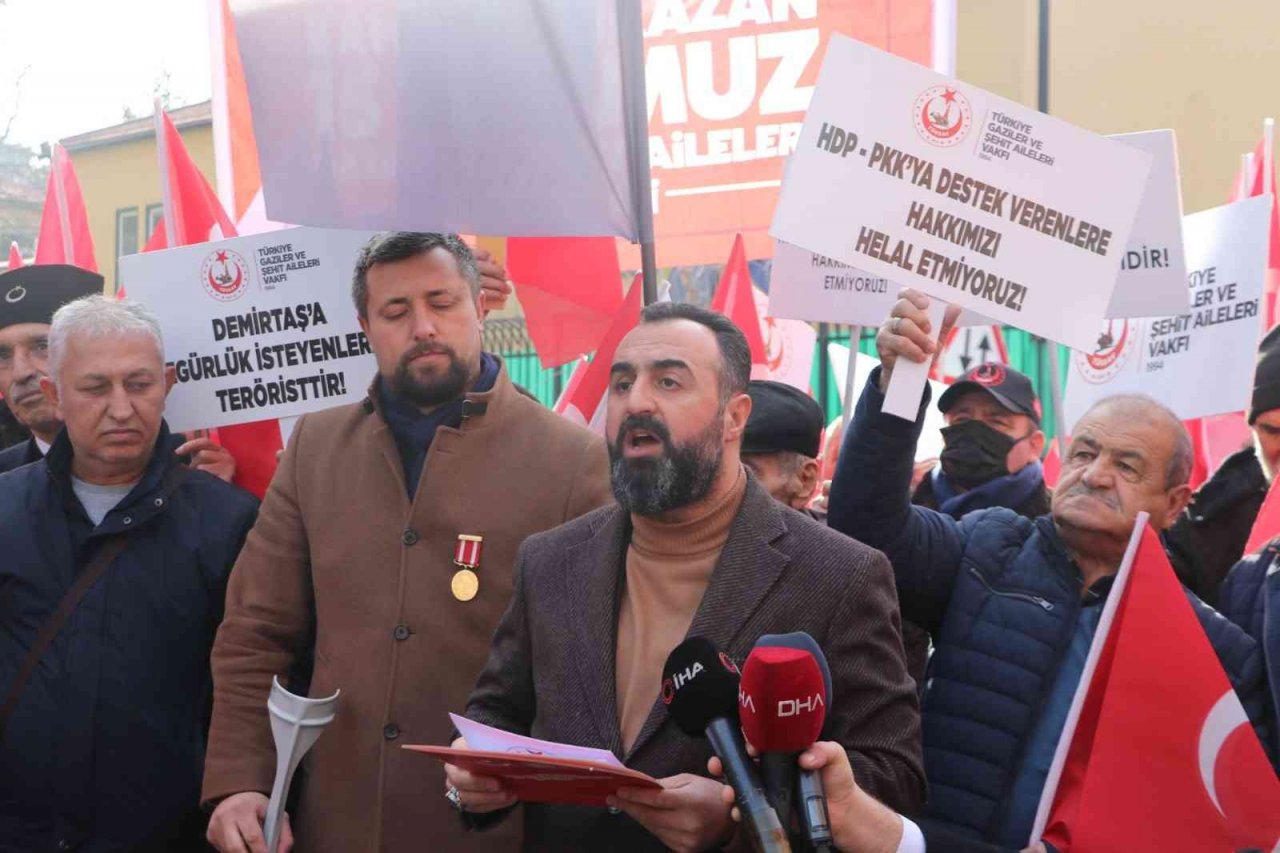 Gaziler ile şehit yakınları, İsveç’in Ankara Büyükelçiliği’ne siyah çelenk bıraktı