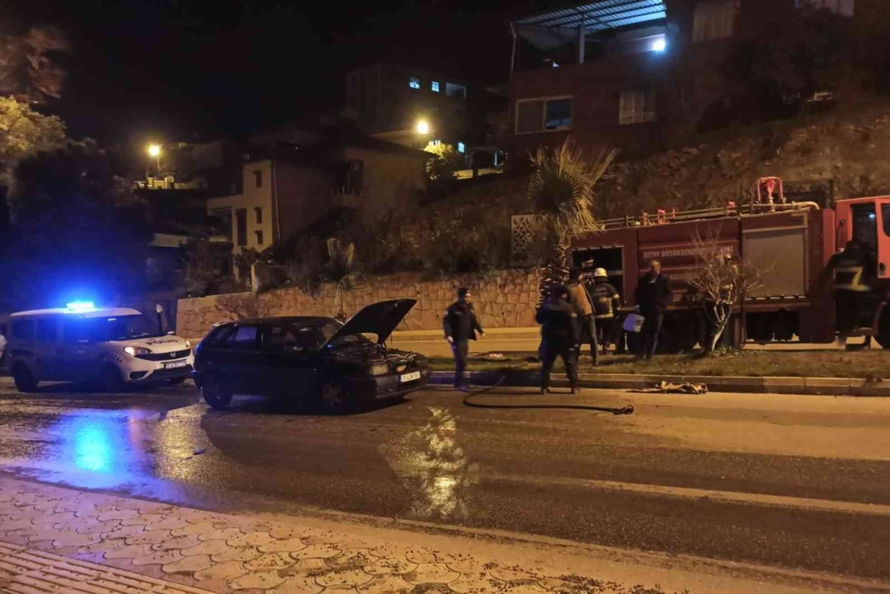 Hatay’da otomobil yangını