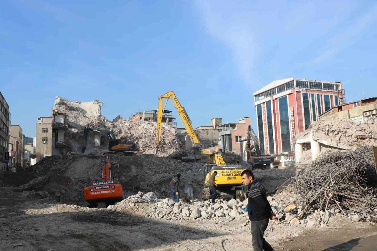 Dev binanın yıkımında sona gelindi