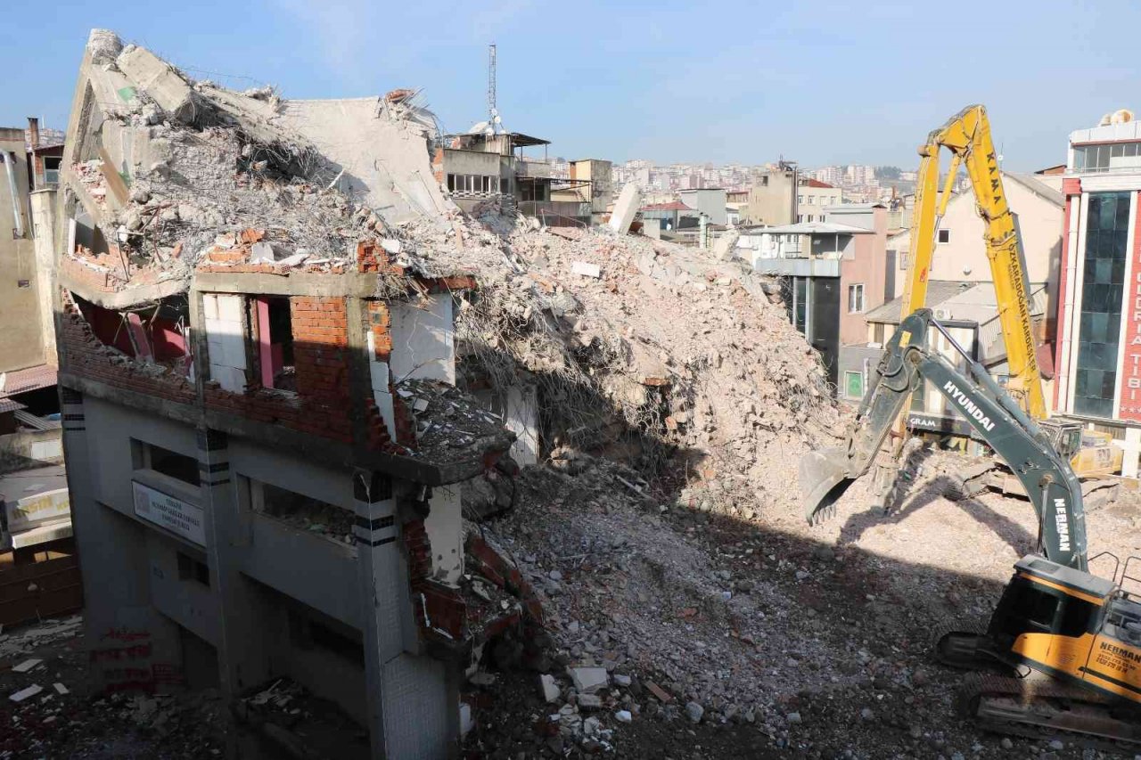 Dev binanın yıkımında sona gelindi