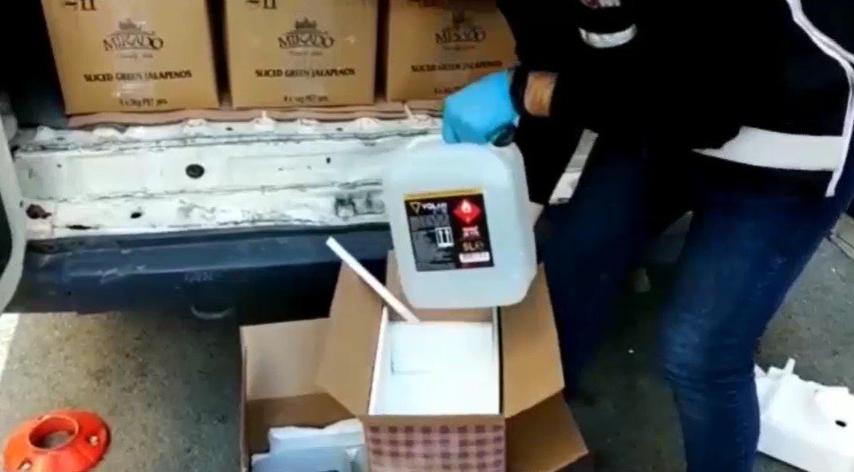 Araç içerisinde 1 tondan fazla sahte etil alkol çıktı