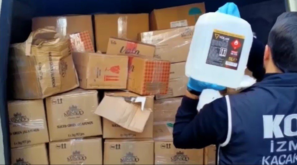 Araç içerisinde 1 tondan fazla sahte etil alkol çıktı