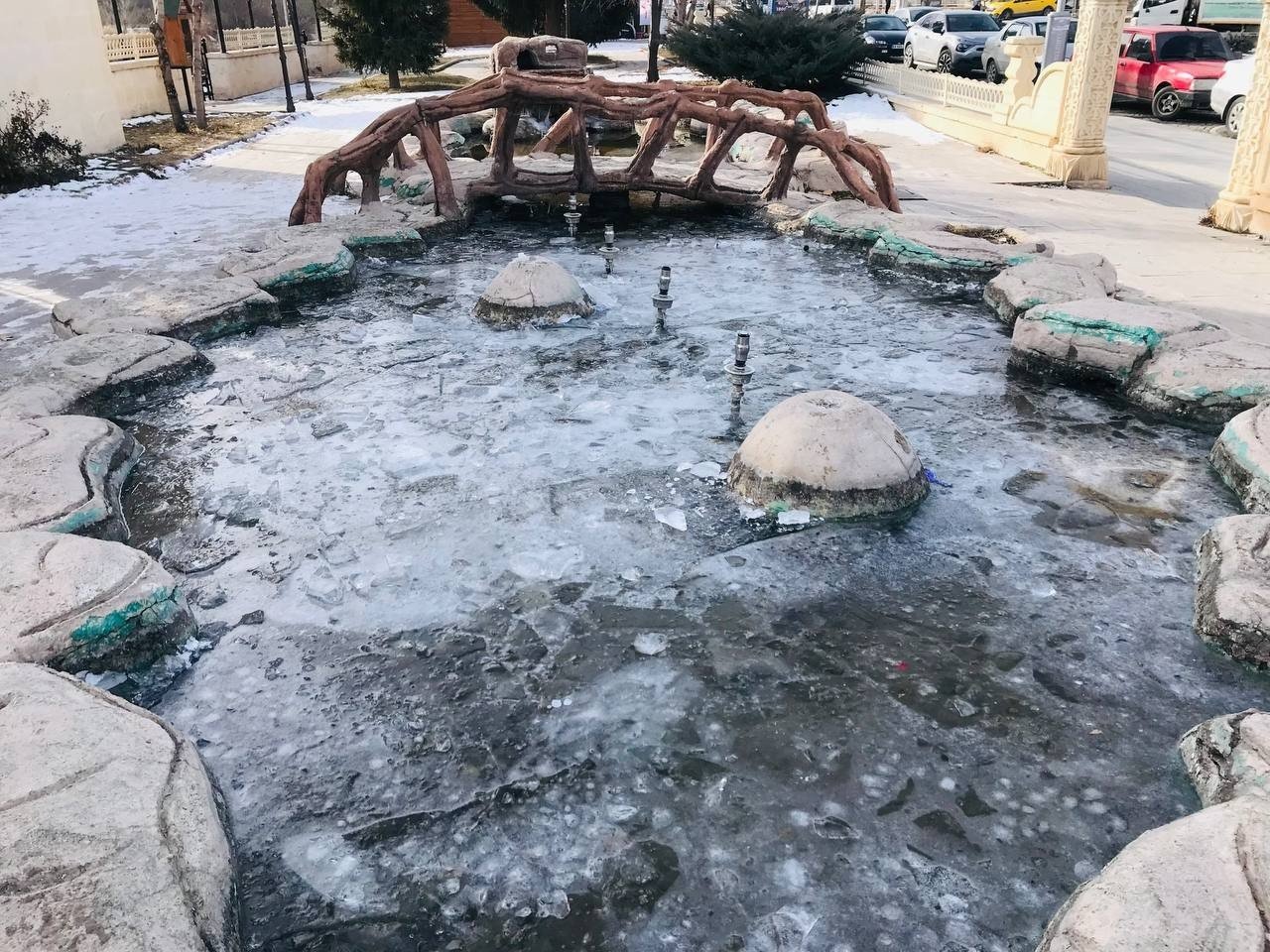 Bayburtlu vatandaşın soğuk havayla imtihanı: 5 kat kazak giyindi!