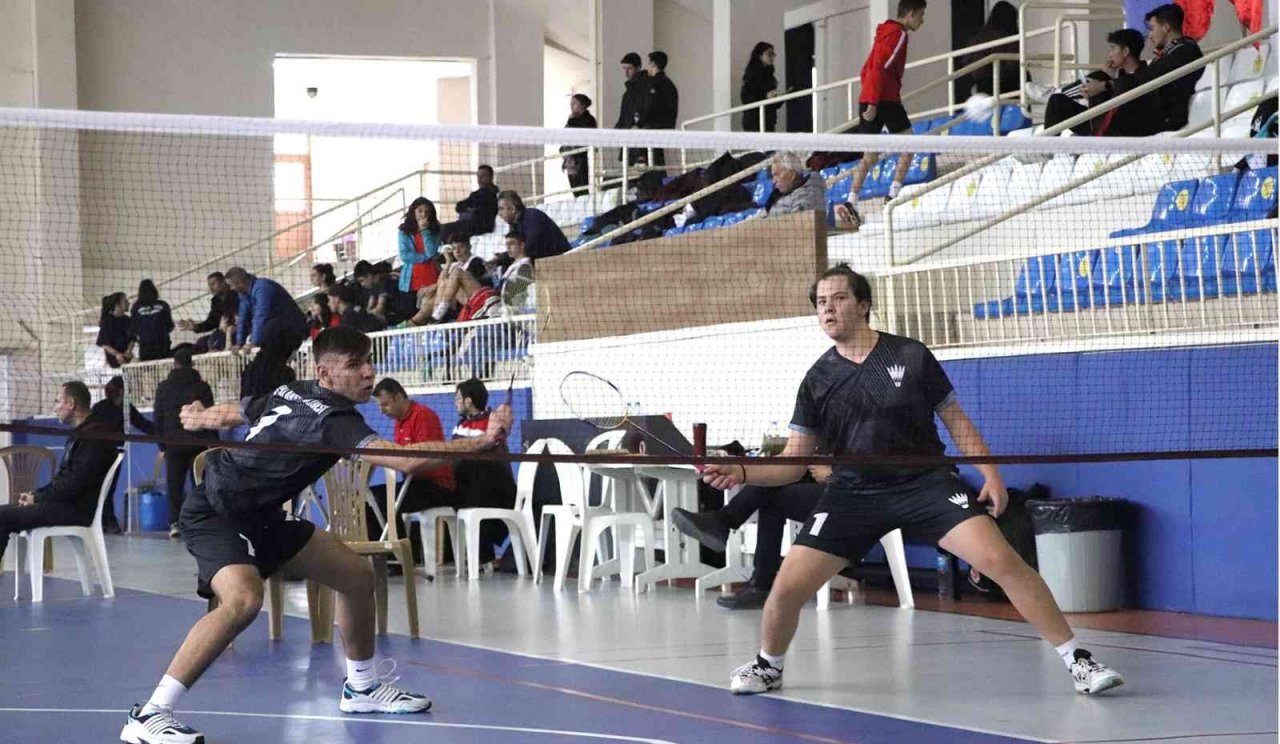 Karaman’da okul sporları gençler badminton grup müsabakaları başladı