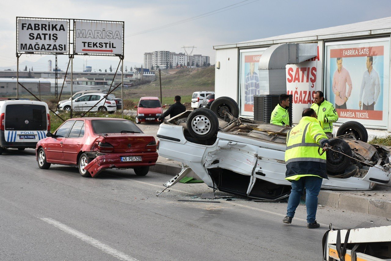 Takla atan otomobil park halindeki araca çarptı: 3 yaralı