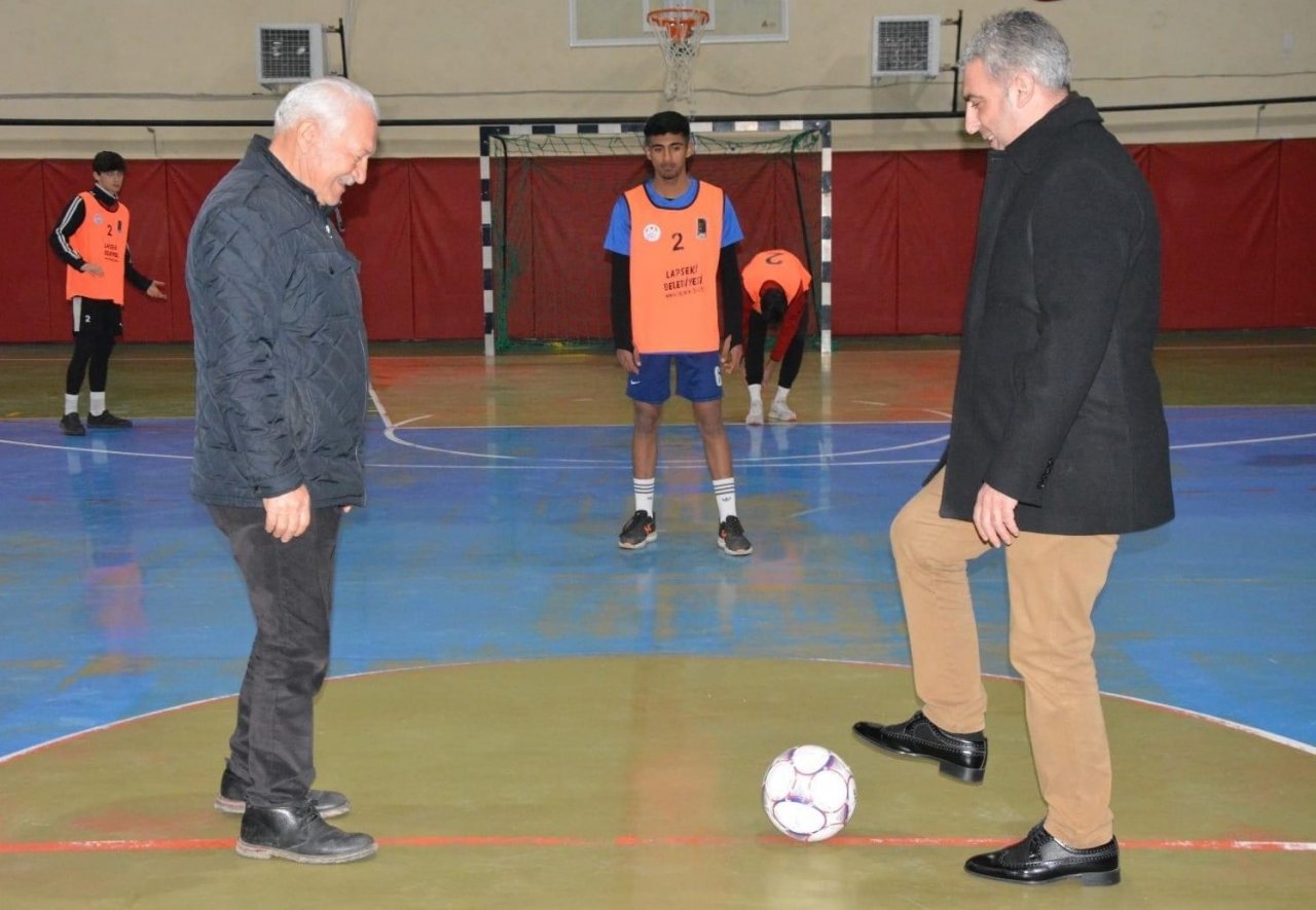 Dostluk, Empati ve Farkındalık maçının başlama vuruşunu Kaymakam Öztürk ve Başkan Yılmaz yaptı