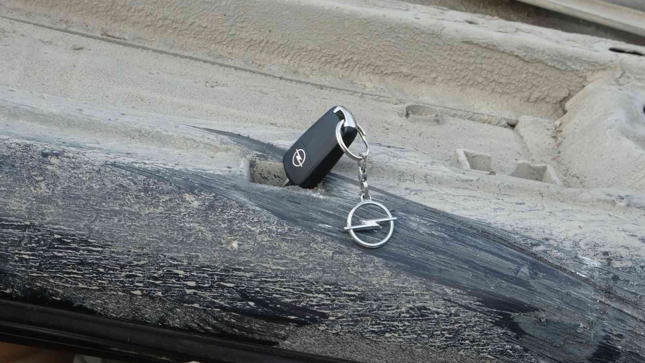 Refüje çarpan otomobil takla attı: 1 yaralı