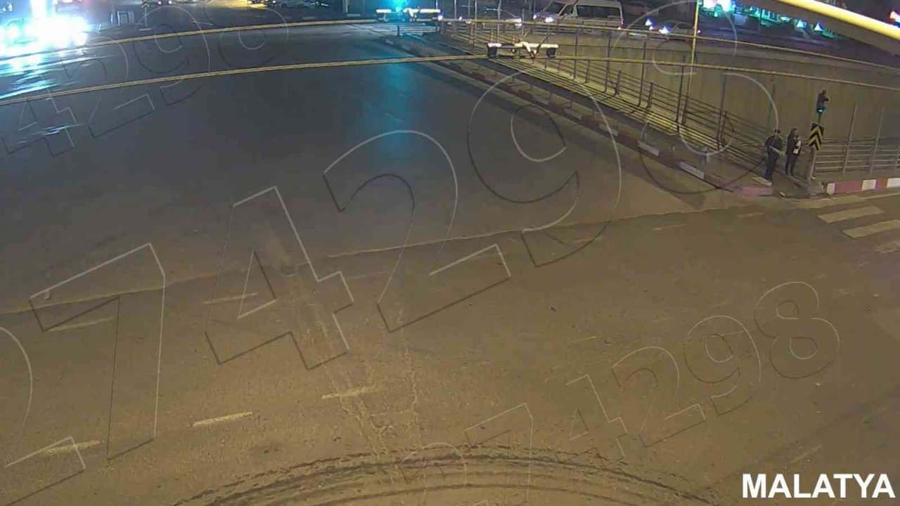 Anne ve bebeğinin saniyelerle ölümden döndüğü kaza kamerada