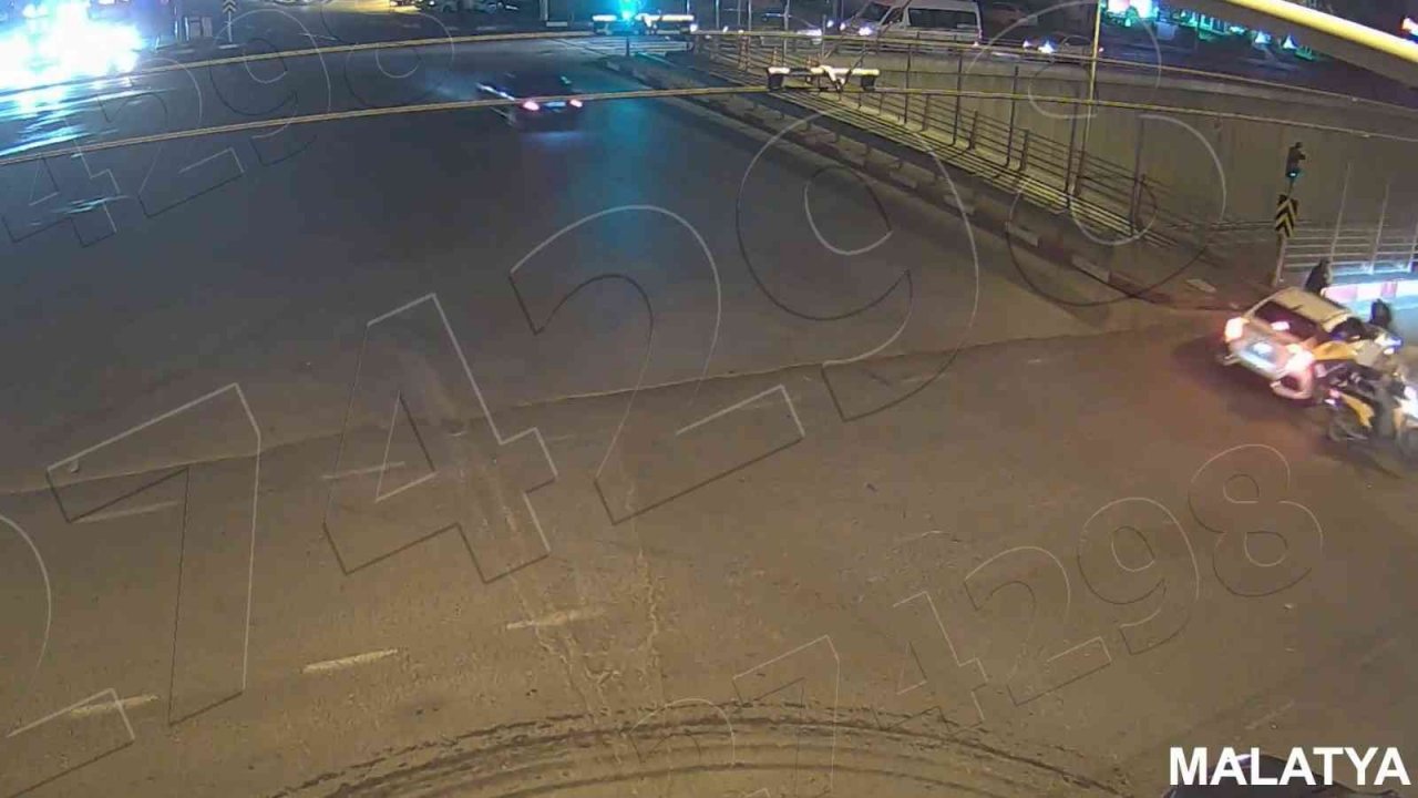 Anne ve bebeğinin saniyelerle ölümden döndüğü kaza kamerada