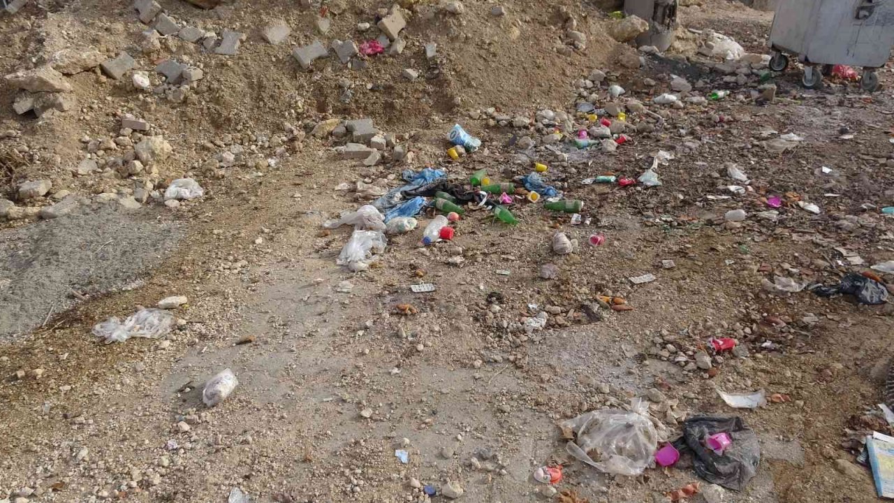 Mazıdağı’nda çöplerin toplanmaması tepkiye neden oldu