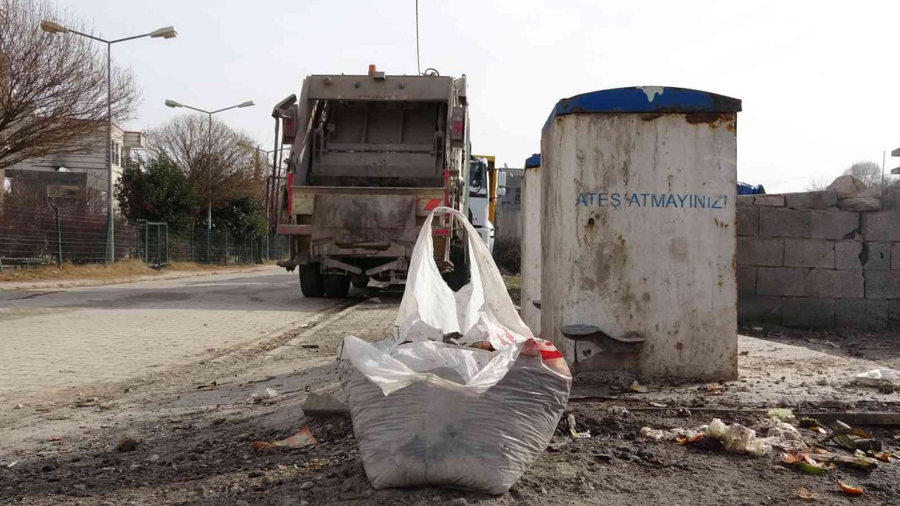 Mazıdağı’nda çöplerin toplanmaması tepkiye neden oldu