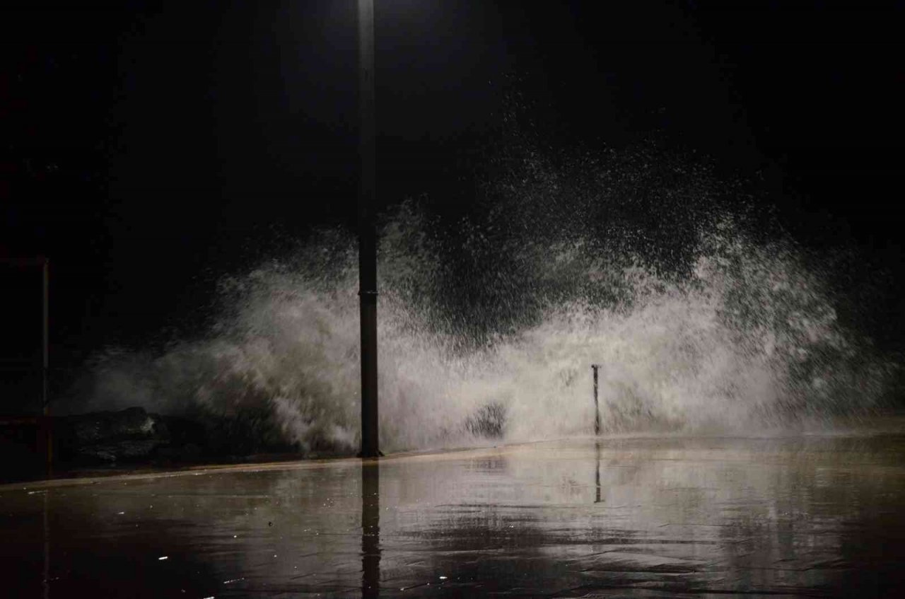 Karadeniz’de dalgalar korkuttu: İskeleye giriş kısıtlandı