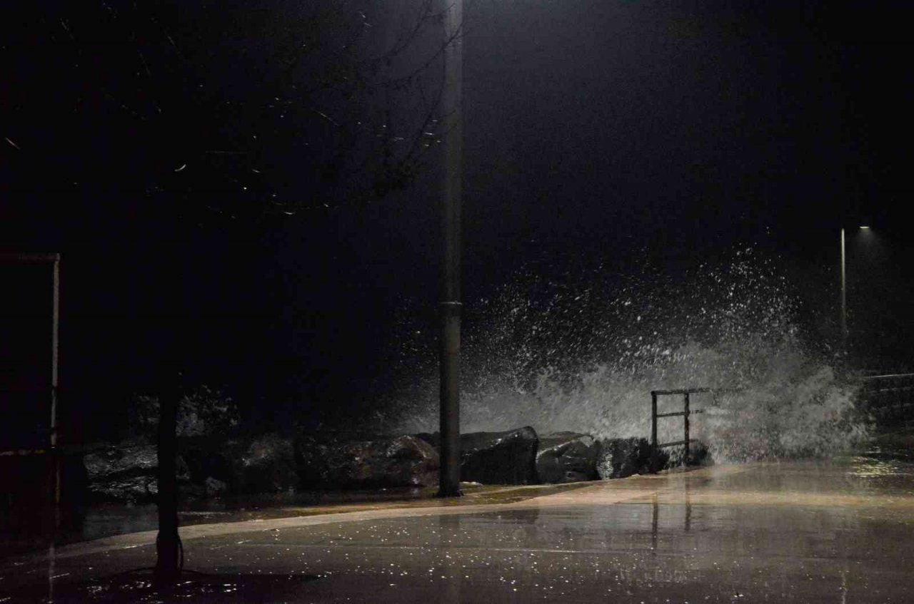 Karadeniz’de dalgalar korkuttu: İskeleye giriş kısıtlandı