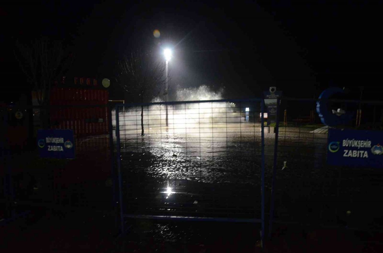 Karadeniz’de dalgalar korkuttu: İskeleye giriş kısıtlandı