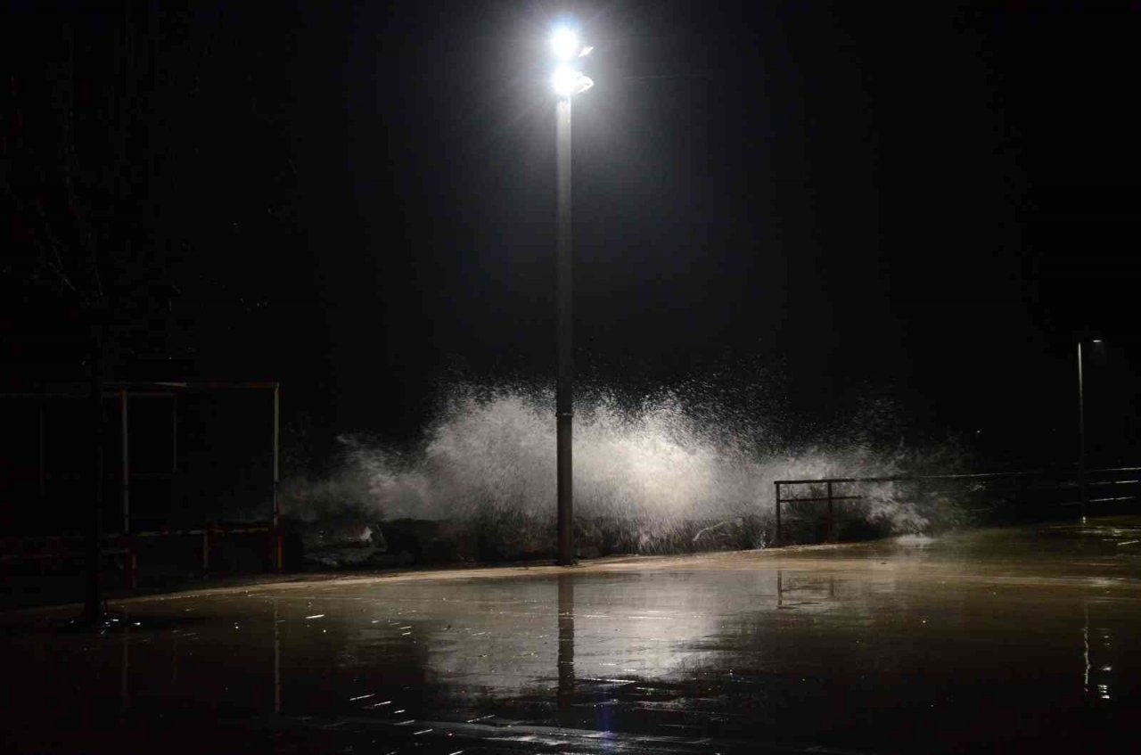 Karadeniz’de dalgalar korkuttu: İskeleye giriş kısıtlandı
