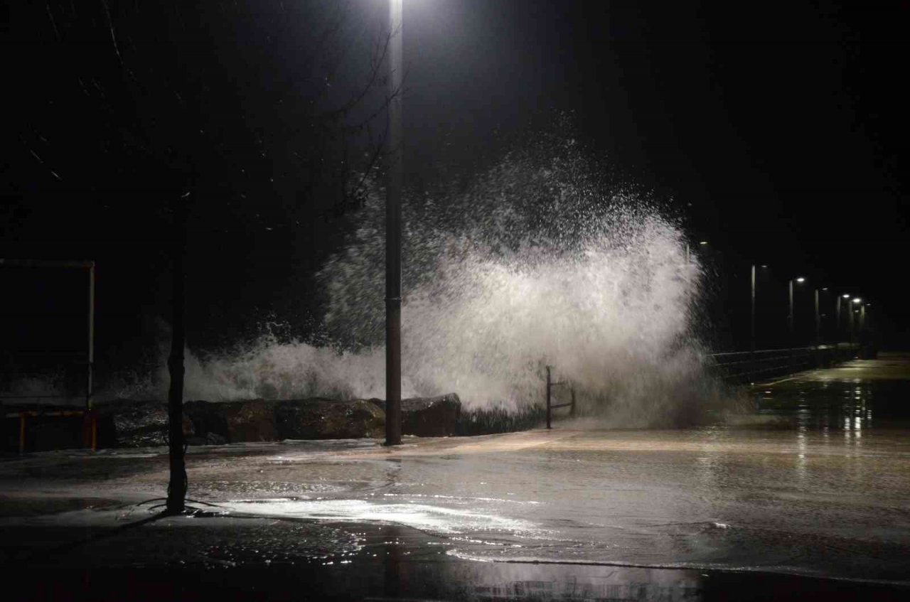 Karadeniz’de dalgalar korkuttu: İskeleye giriş kısıtlandı