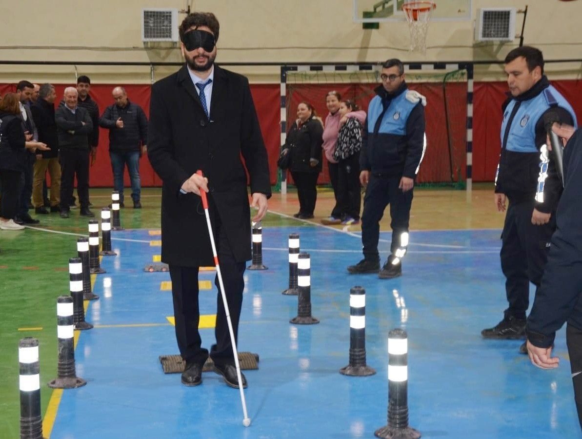 Dostluk, Empati ve Farkındalık maçının başlama vuruşunu Kaymakam Öztürk ve Başkan Yılmaz yaptı