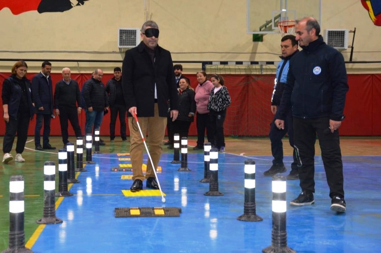 Dostluk, Empati ve Farkındalık maçının başlama vuruşunu Kaymakam Öztürk ve Başkan Yılmaz yaptı