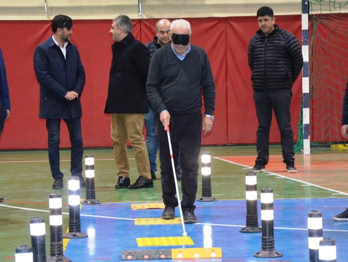 Dostluk, Empati ve Farkındalık maçının başlama vuruşunu Kaymakam Öztürk ve Başkan Yılmaz yaptı