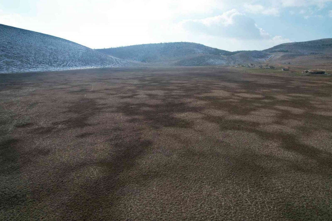 Yağış yeterli olmayınca Karagöl tamamen kurudu