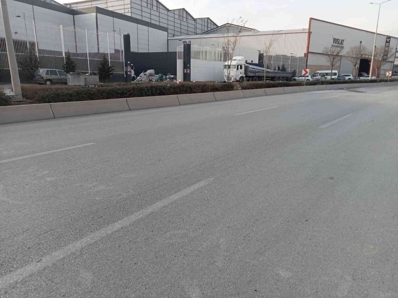 Ters yönde giden otomobil motosikleti biçti