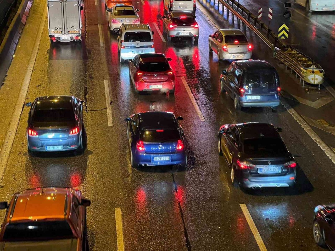 İstanbul’da haftanın son iş gününde trafik yoğunluğu yaşandı