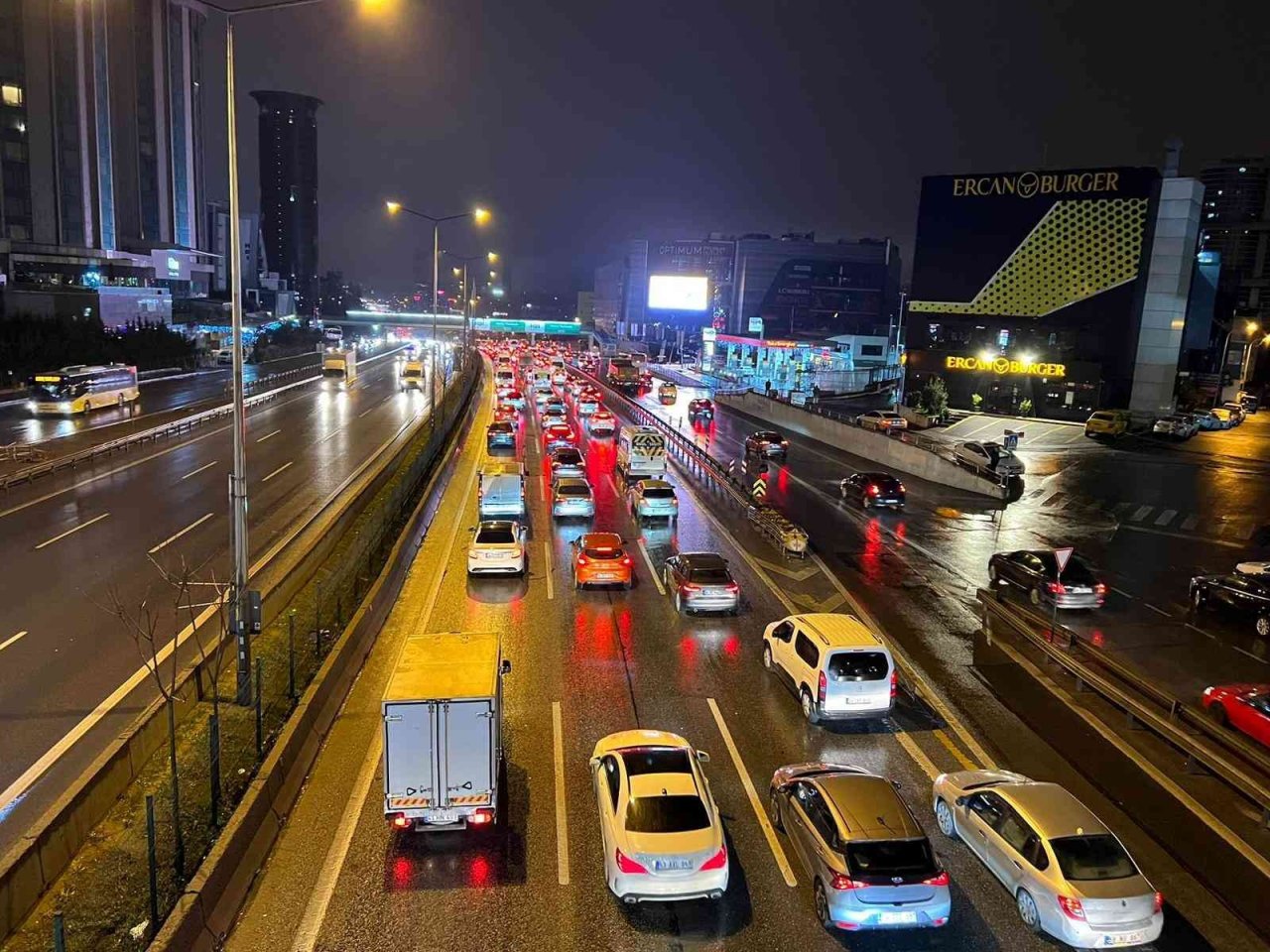 İstanbul’da haftanın son iş gününde trafik yoğunluğu yaşandı
